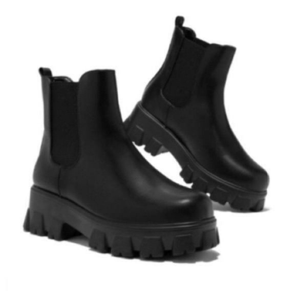 !! NEW !! Chunky Lug Sole Pull On Chelsea Boots in Black - Picture 2 of 4